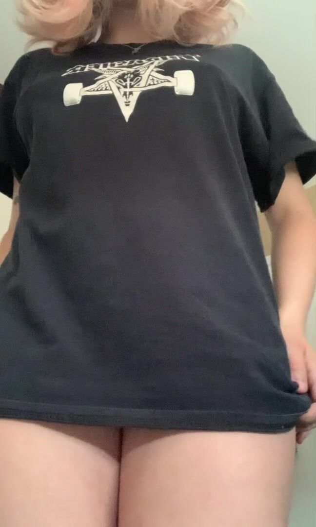 Oversized shirts are the best for titty dropping