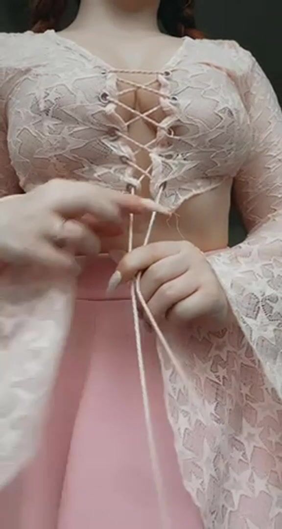 Smol waist,perky titties