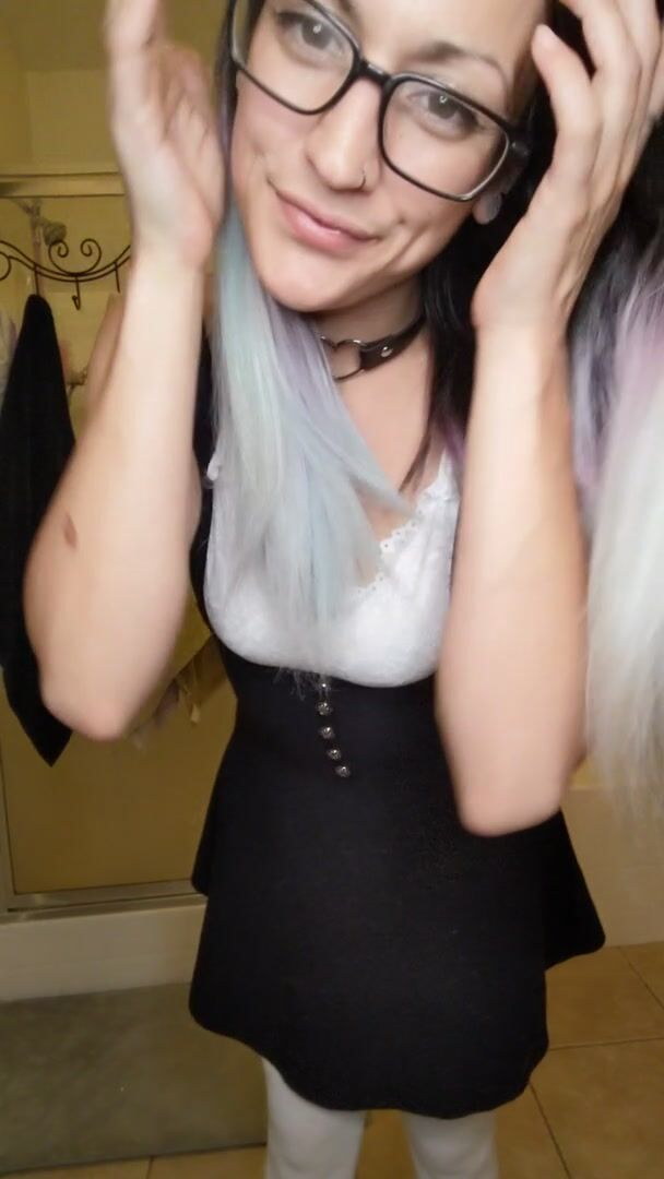 a playful drop of my natural bouncy tits ????