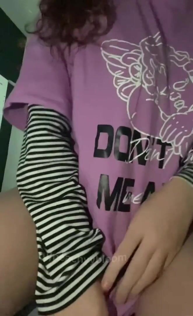 Hey babe im bored… why dont u come and fuck me? :)