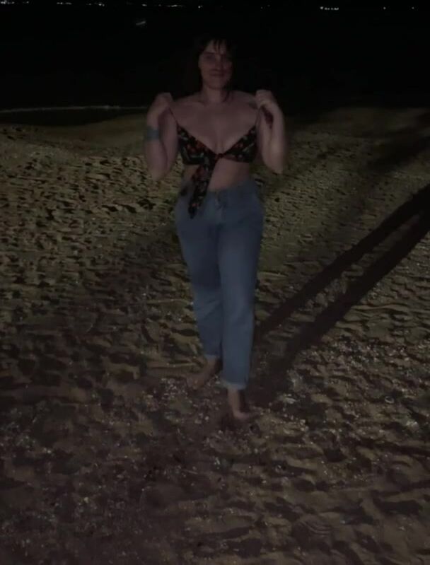 Bouncing my boobs at the public beach ???????? after that I ended covered in cum :x