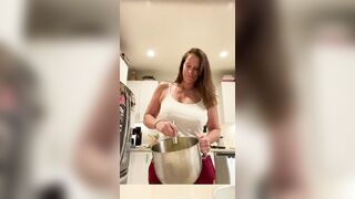 Boob Bounce: I’m the mom that makes all the birthday cakes #4