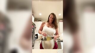 Boob Bounce: I’m the mom that makes all the birthday cakes #5