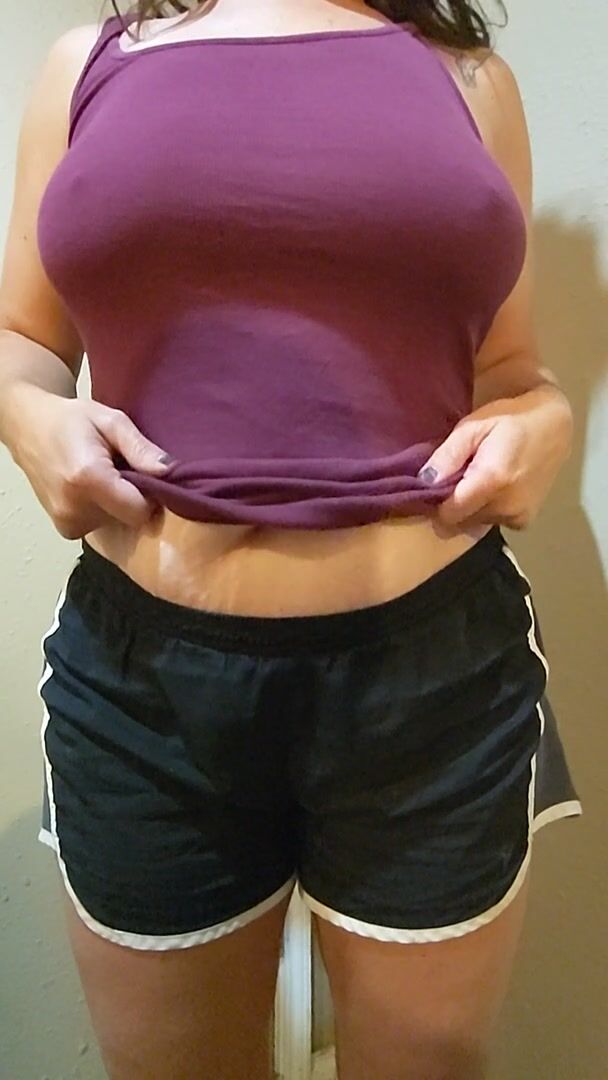 just a little hotwife titty bounce for ur Sunday morning