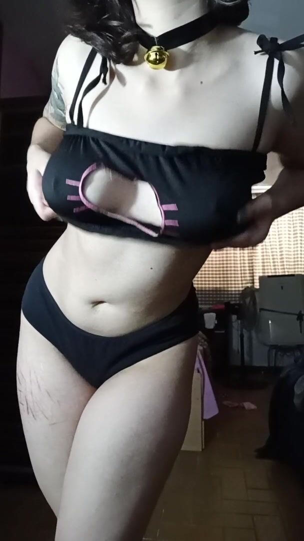 I love to reveal and jiggle my titties for you all