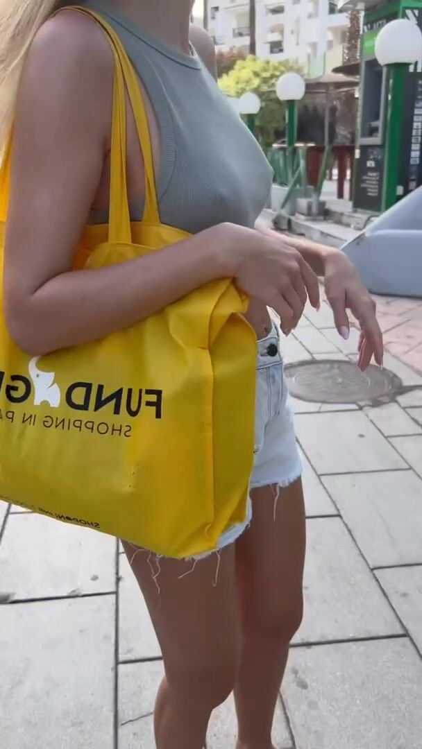 Boobs goes to the beach