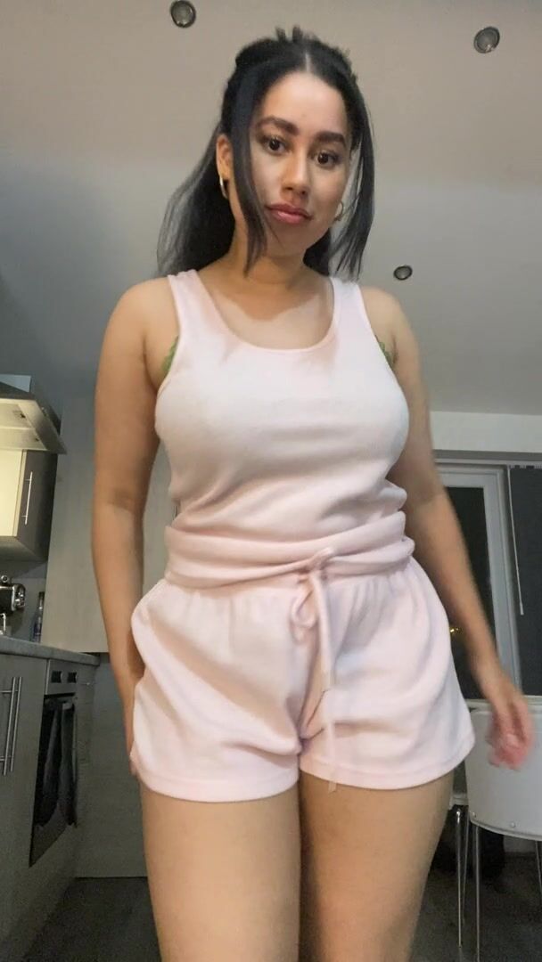 I can't seem to find a good guy to fall in love to :( Am I that ugly?...