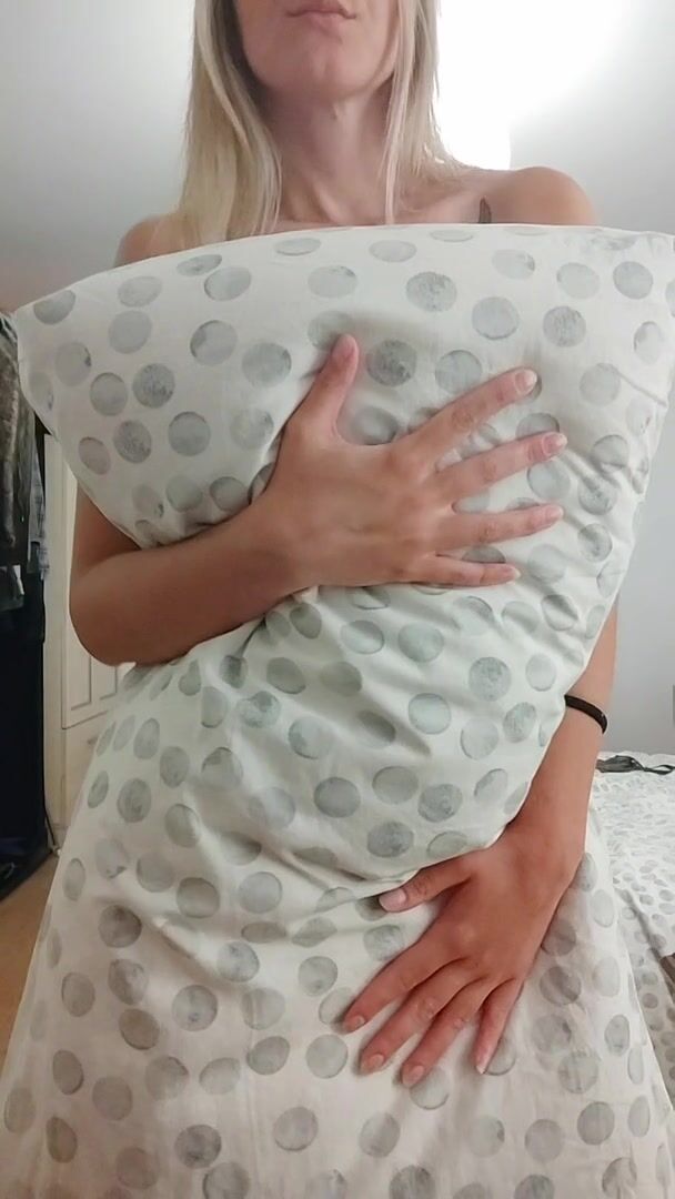Who wants to play pillow fight with me?