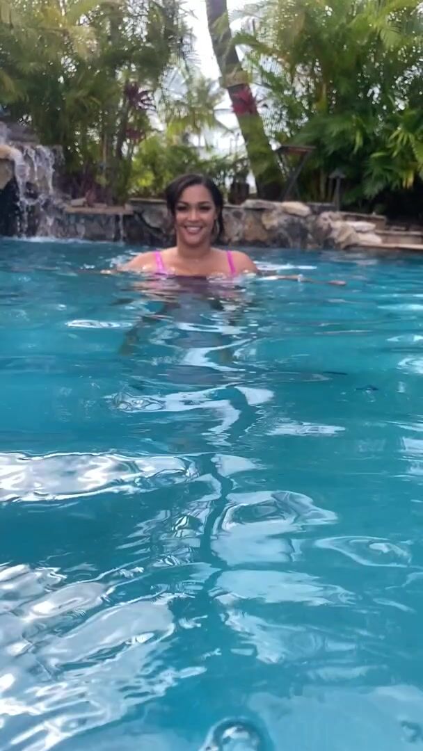 Watch my giants boobs bounce underwater in slow-motion.