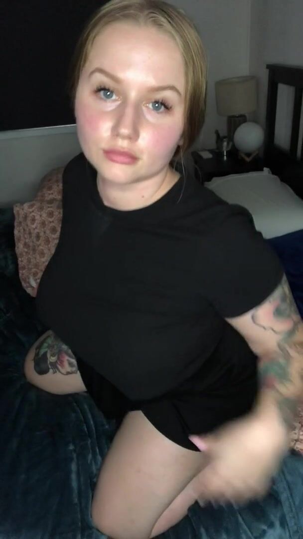 Aussie girl playing with her natural DD’s