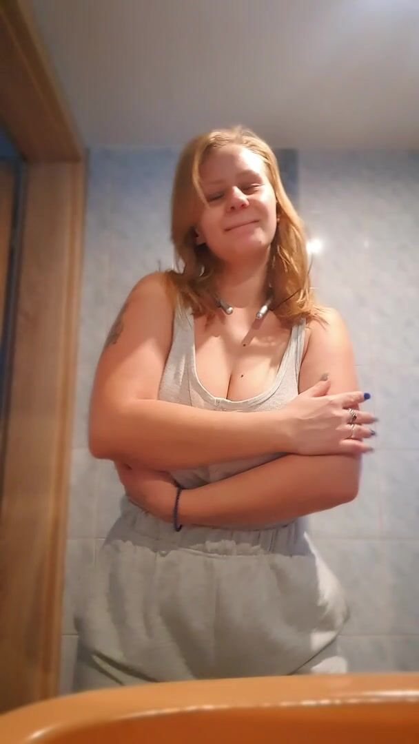 The home bouncing of a modest young girl in sweatpants. heh