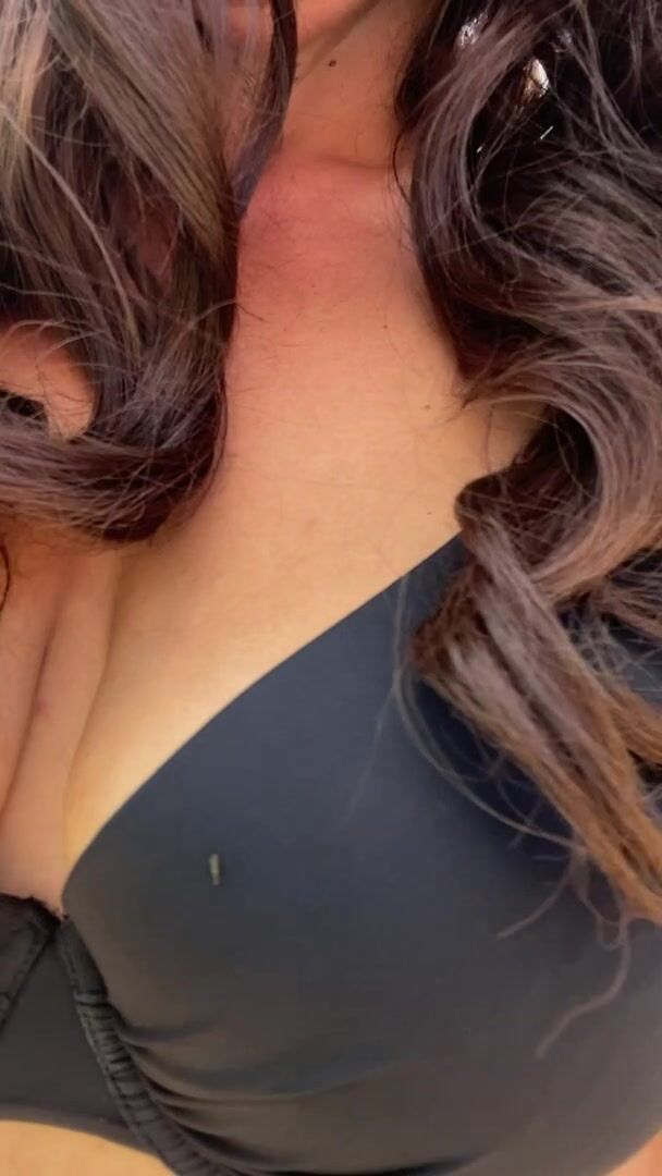 Love showing my Hot MILF boobs to the neighborhood!