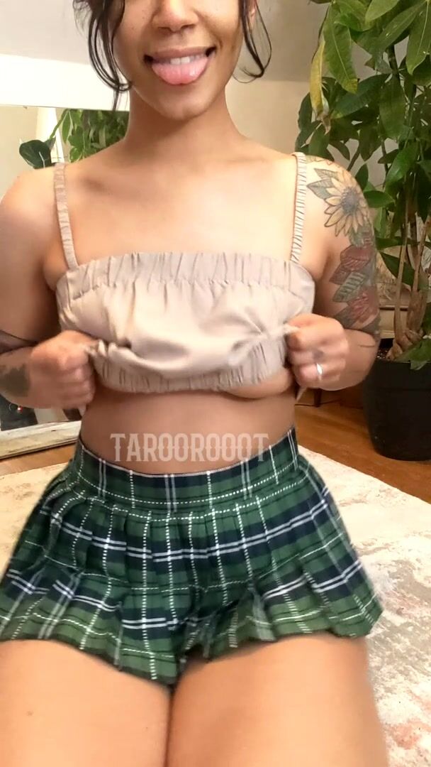 Natural brown titties in motion