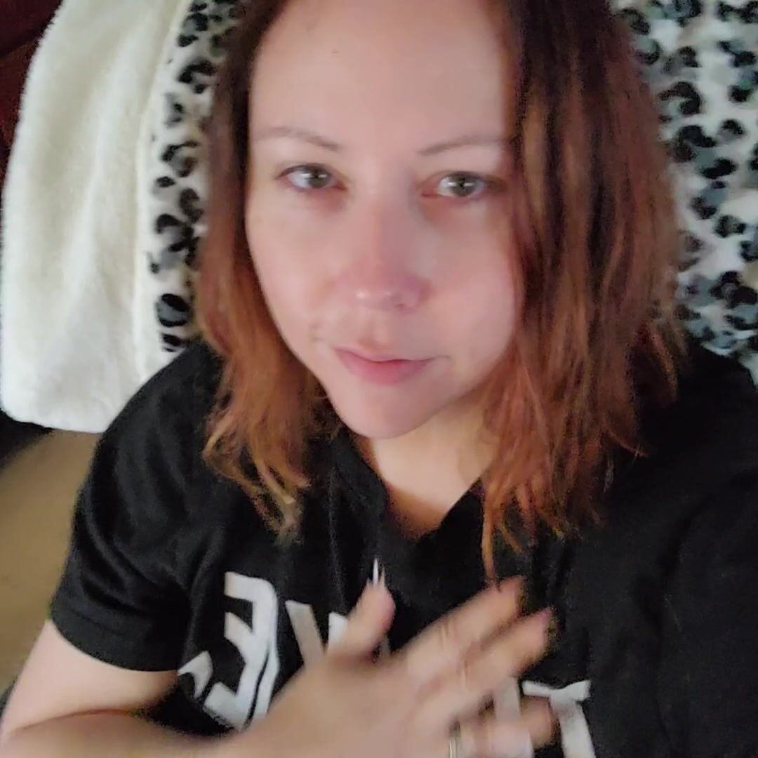 No makeup, cat hair on shirt, cat scratches.. but, bouncy boobs!