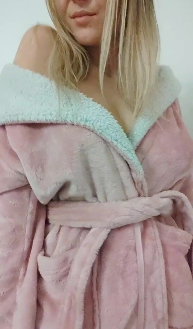 5ft2 slim...wait to see natural tits reveal  ????????????