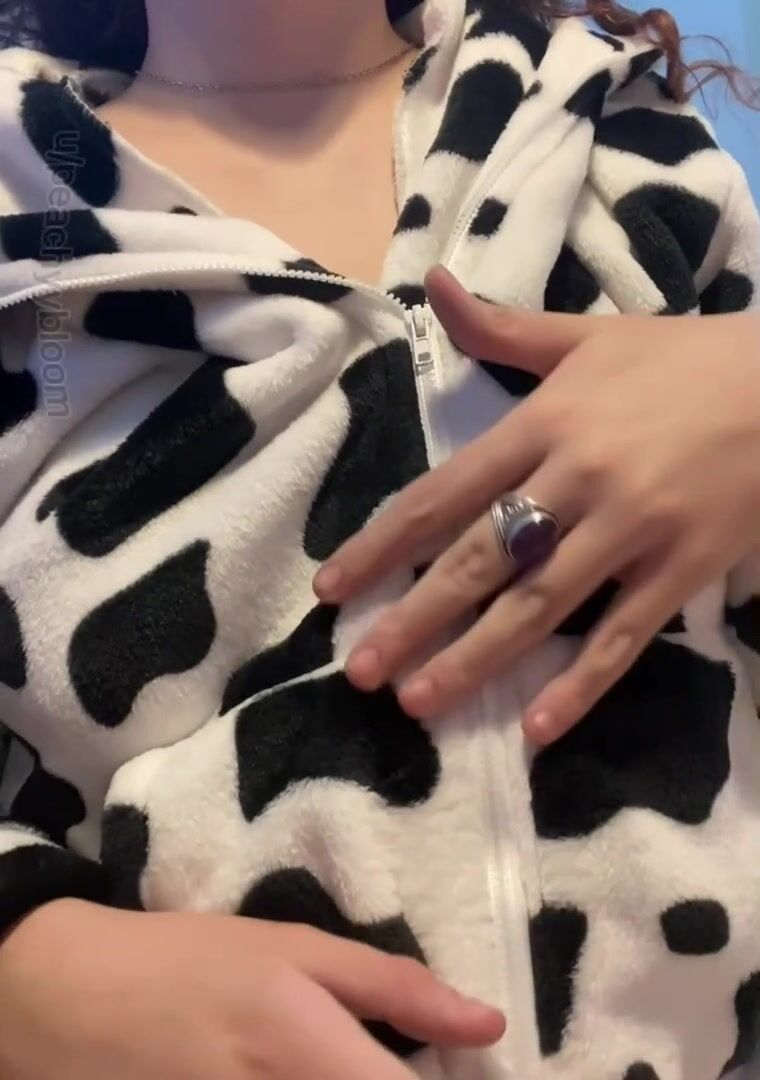 This is an invitation for you to come and suck on my teen boobs… treat them nice <3